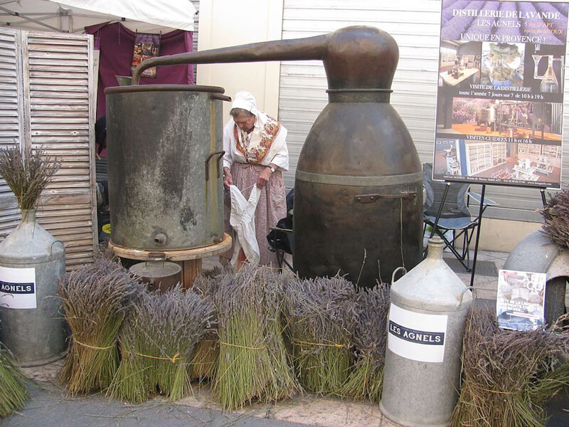 Apt_Fête_de_la_lavande_Vieil_alambic_de_la_distillerie_des_Agnels