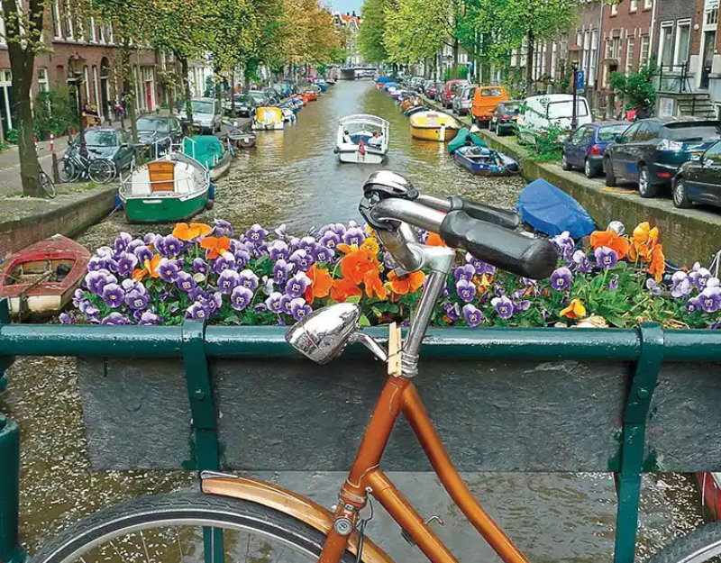 connections_netherlands_amsterdam_canal