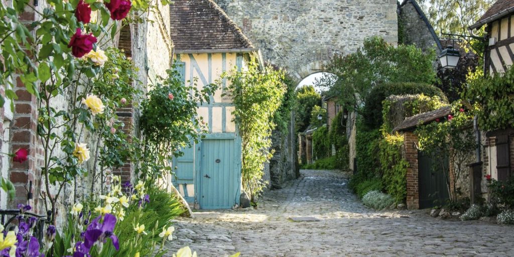 gerberoy-vue-ruecrtc-hauts-de-france-antoine-versluys-1920x960-3175927360